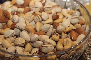 mixed nuts with cashews pistachios and peanuts